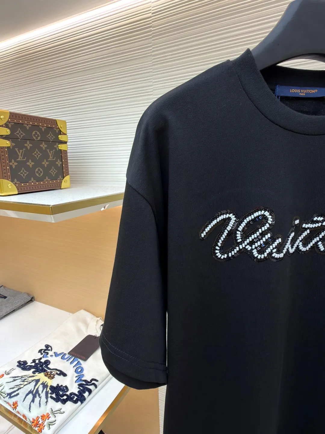 LOUIS VUITTON round neck beaded embroidered short-sleeved T-shirt ●Original version: purchased and developed by 11353 ●Item number: 1681544-A15 ●Material: cotton fabric ●Technology: beading ●Color: black ●Version: fitted version ●Weight: about 310 grams ●Size: XS-S-M-L ●Description: This black T-shirt is made of 100% High-quality cotton fabric, soft to the touch, skin-friendly and breathable. The round neck design fits the neck line and is neatly cut, presenting a classic and simple silhouette. The word "Vuitton" on the chest is the highlight of the entire work: using hand-beading technology, each tiny bead is carefully arranged by craftsmen and fixed on the fabric at precise spacing and angles, forming smooth curves and a full three-dimensional sense. This process not only gives the letters a delicate luster, but also adds to the overall texture and high-end feel. The stitching on the body is even and neat, about 12 stitches per inch, ensuring a solid structure and not easily deformed. The hem and cuffs are smooth and neat, and the edges are clean and neat, reflecting the exquisite craftsmanship of clothing. The overall style presents a low-key luxury style, which is not only suitable for daily wear, but also shows quality and taste in the details. The overall wiring is straight and delicate, the fabric is comfortable and soft, and the color is consistent without color difference. It can be matched with the same style to create a fashionable look and control various occasions. Customized accessories, complete with three standards, same style for men and women!